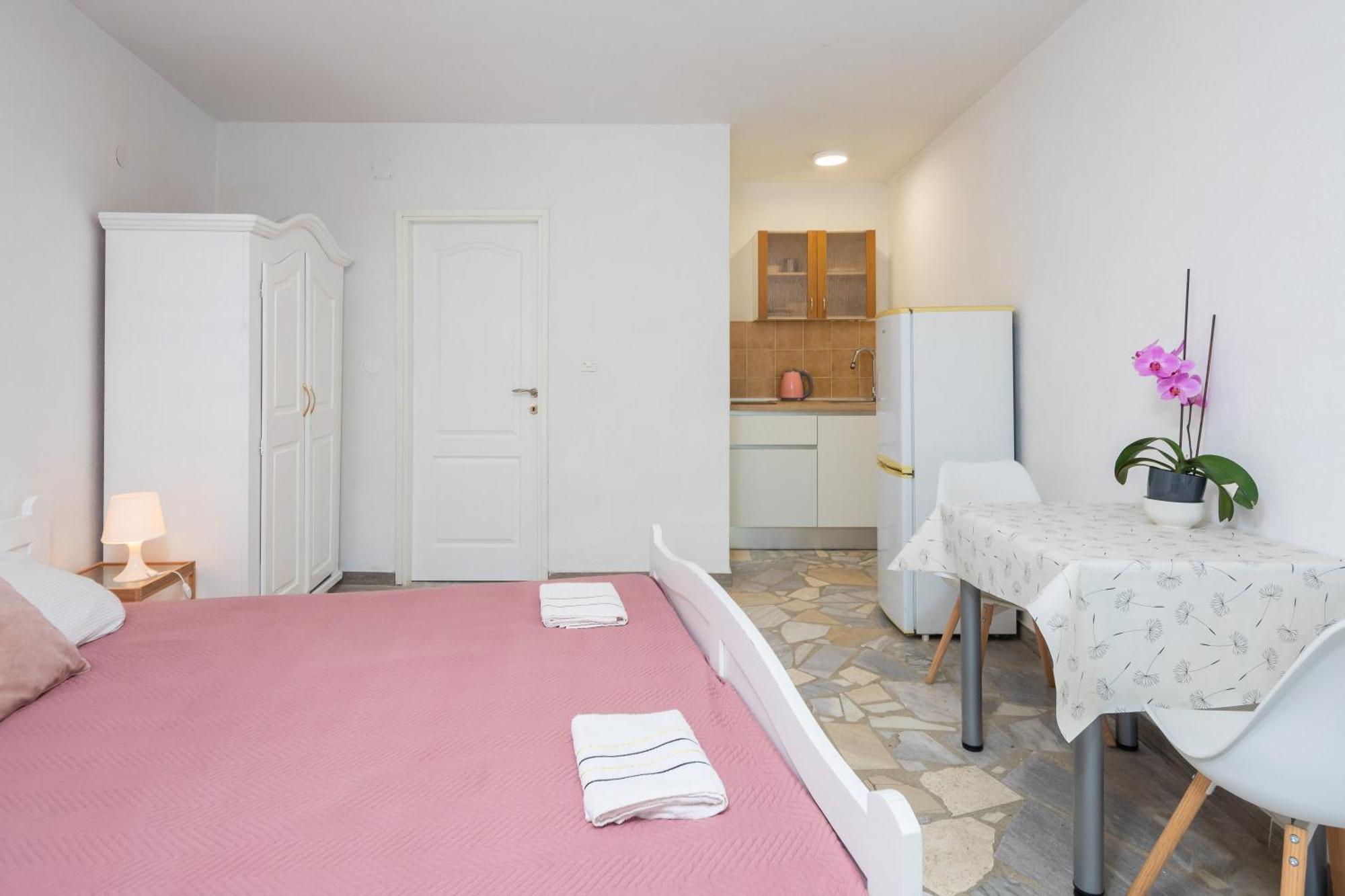 Apartments Roza 奥米什 外观 照片